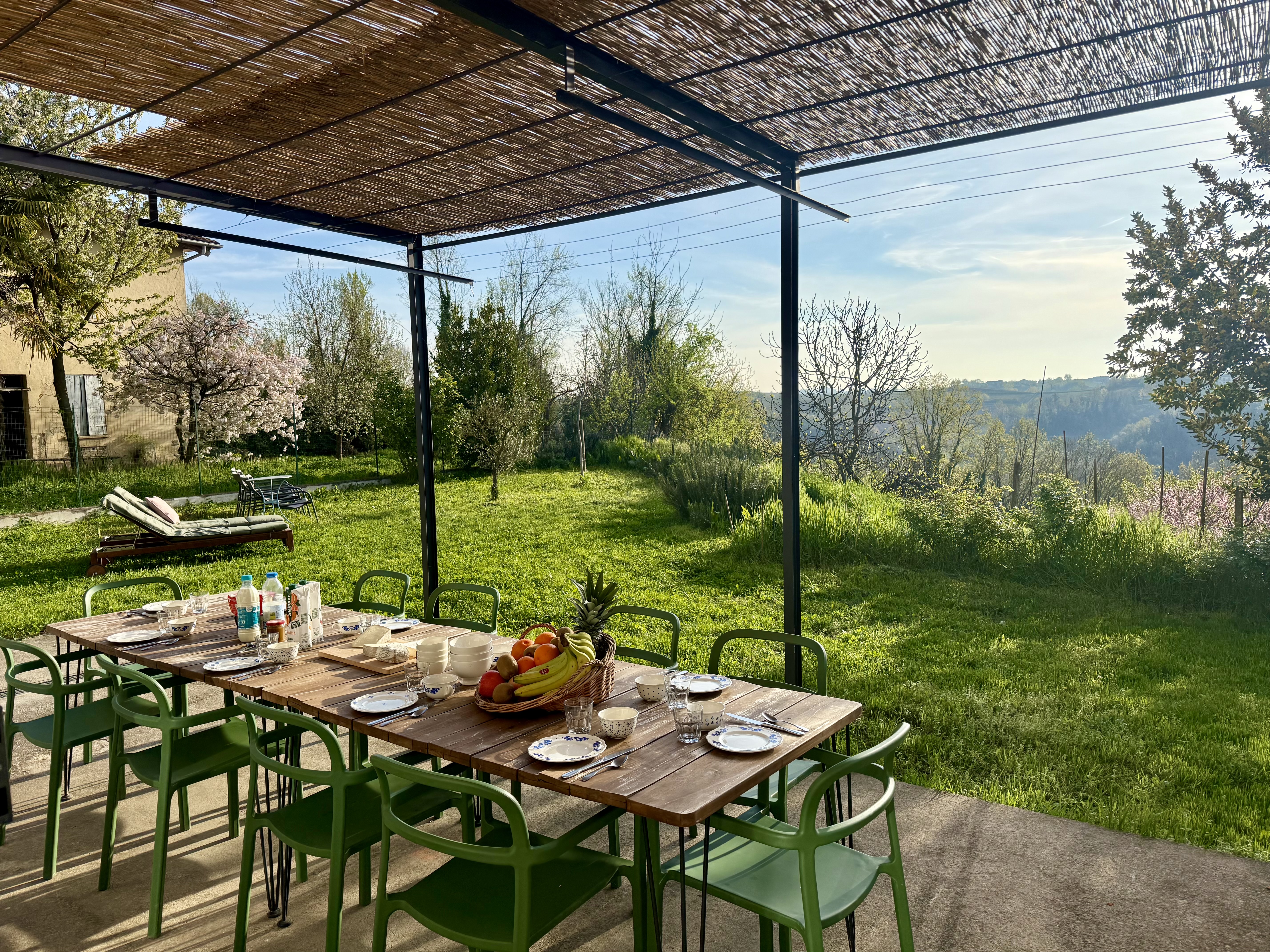 De tuin van La Trifola met terras en uitzicht op de wijngaarden